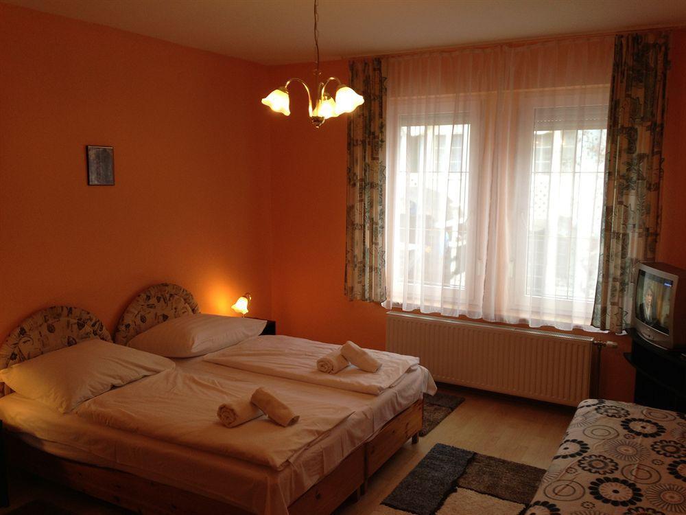 Astoria Panzio Bed & Breakfast เฮวิซ ภายนอก รูปภาพ