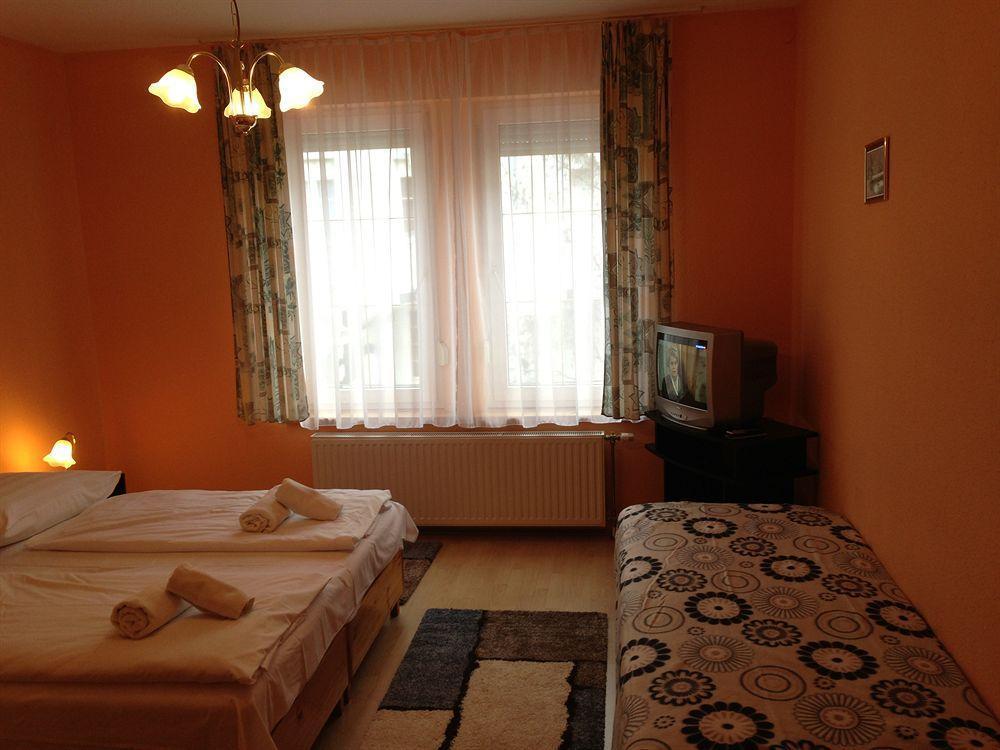 Astoria Panzio Bed & Breakfast เฮวิซ ภายนอก รูปภาพ