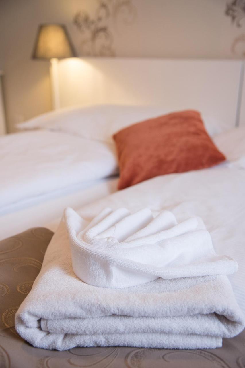 Astoria Panzio Bed & Breakfast เฮวิซ ภายนอก รูปภาพ